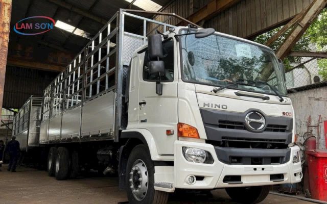 Hino 500 Euro 5 mạnh mẽ vận chuyển hàng hóa đường dài