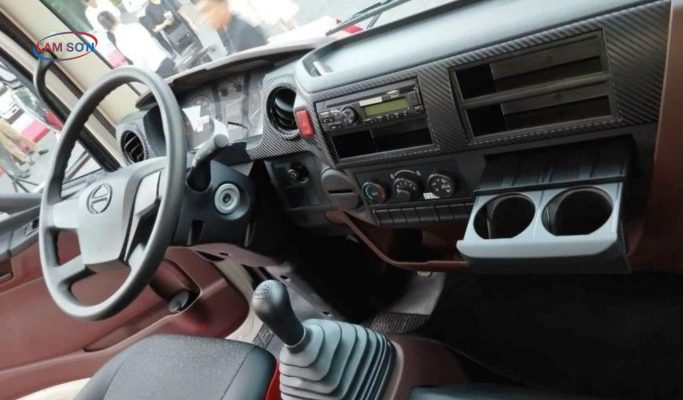Hino 500 MODEL FM8JN8A - cabin